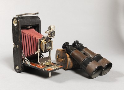 La macchina fotografica e il binocolo usati da Antonio Baldacci nei suoi viaggi nei balcani.jpg