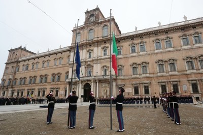 Il momento dell'alzabandiera durante l'inaugurazione di Piazza Roma