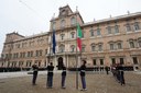 Il momento dell'alzabandiera durante l'inaugurazione di Piazza Roma