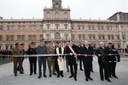 Il taglio del nastro della piazza rinnovata da parte delle autorità civili e militari