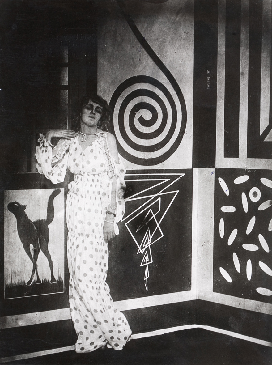 Anton Giulio Bragaglia, Thais, 1917. L'attrice Thais Galitzky su fondale decorato de E. Prampolini.jpg