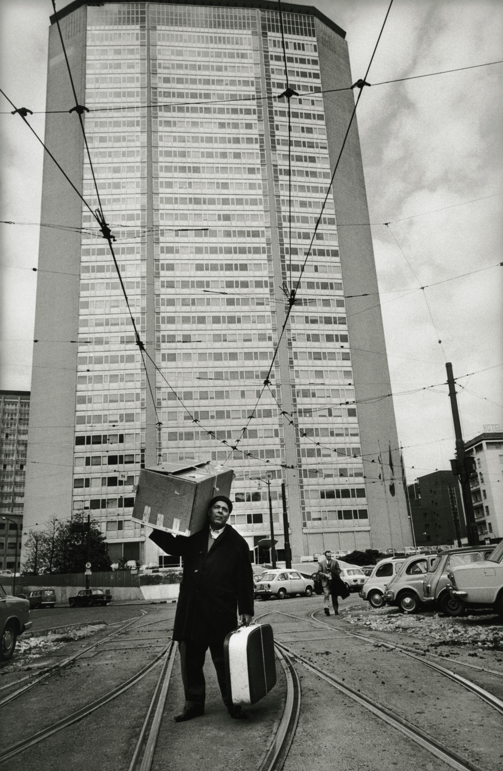 Milano 1968 Grattacielo Pirelli, piazza Duca d'Aosta, foto di Uliano Lucas.jpg