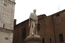 Il monumento dedicato a Tassoni dopo l'intervento 2