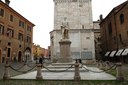 Il monumento dedicato a Tassoni dopo l'intervento