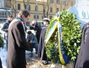 Muzzarelli davanti al Monumento dedicato ai Martiri delle foibe