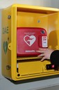 defibrillatore nella sua nicchia.jpg