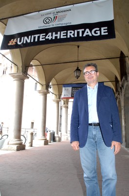 L'assessore Cavazza sotto gli striscioni della Campagna Unesco.jpg