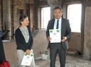 La dirigente Cadignani e l'assessore Rotella con i certificati d'eccellenza di Tripadvisor