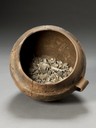 Urna cineraria con ossa cremate.jpg