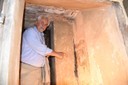 L'assessore Giacobazzi davanti all'affresco scoperto