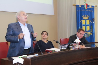 L'assessore regionale Bianchi durante l'intervento in Aula insieme alla presidente Maletti e al sindaco Muzzarelli