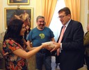 Dirigente cilena porge in dono al sindaco le noci del commercio equo e solidale