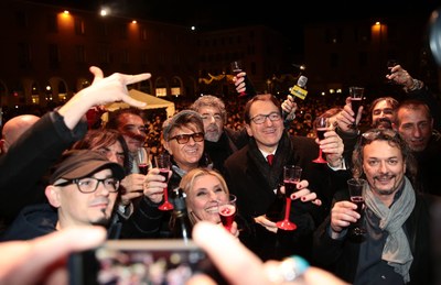 Concerto in piazza Grande, il brindisi d'auguri