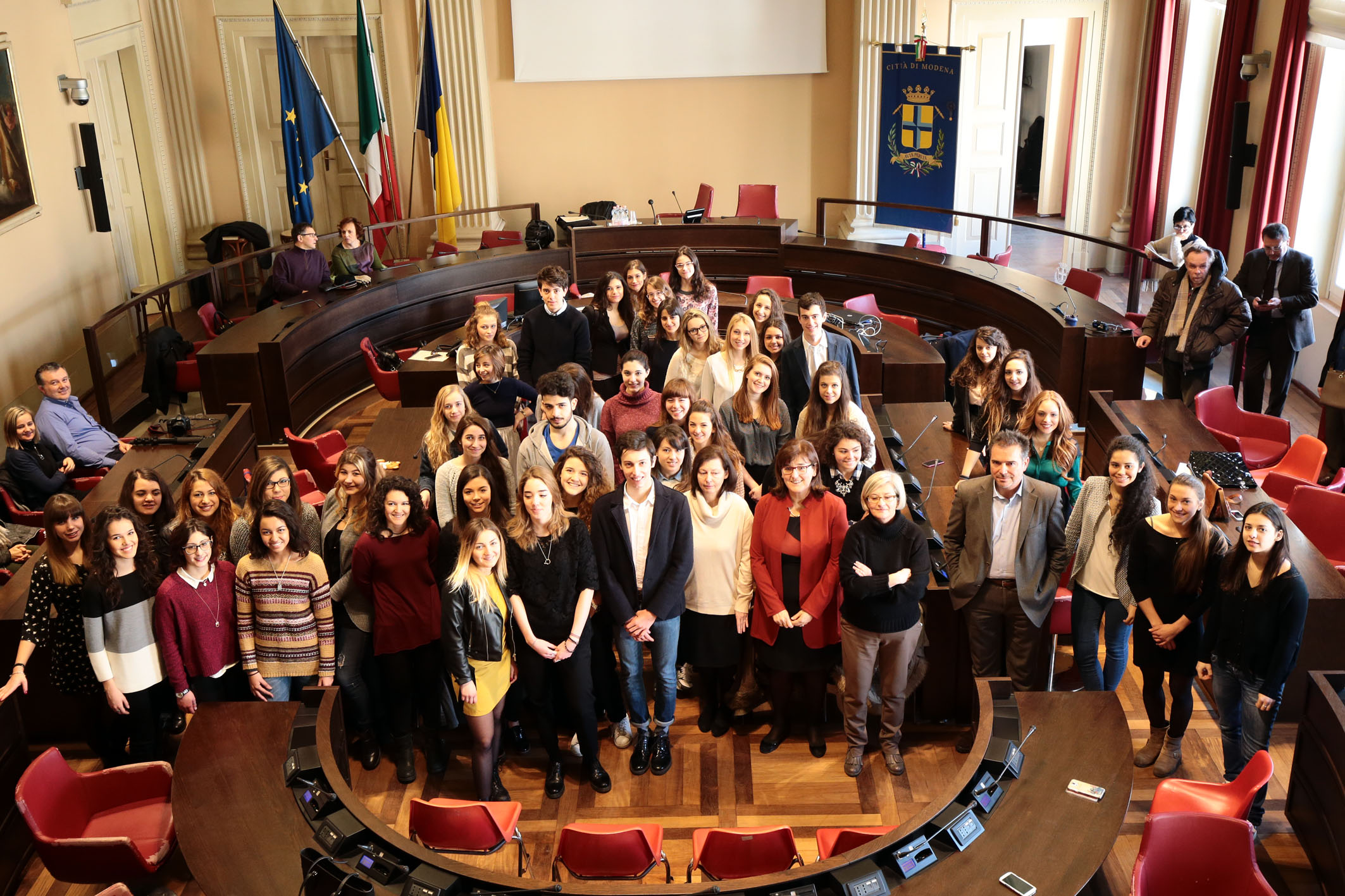 gruppo studenti dall'alto.jpg