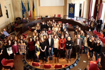 gruppo studenti dall'alto.jpg