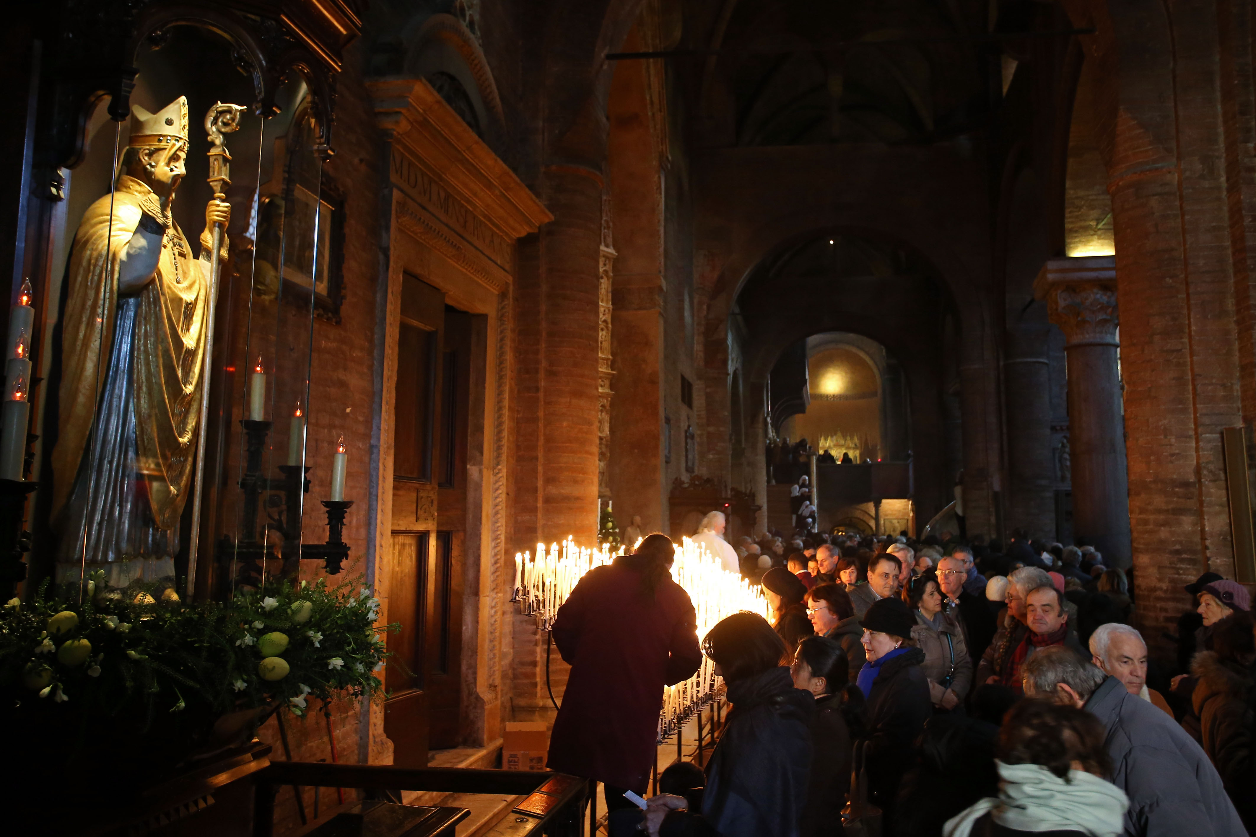 san geminiano 2015 preghiere in duomo alla statua del santo.jpg