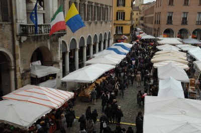 fiera san geminiano bancarelle in piazza 2014 lato Comune.jpg