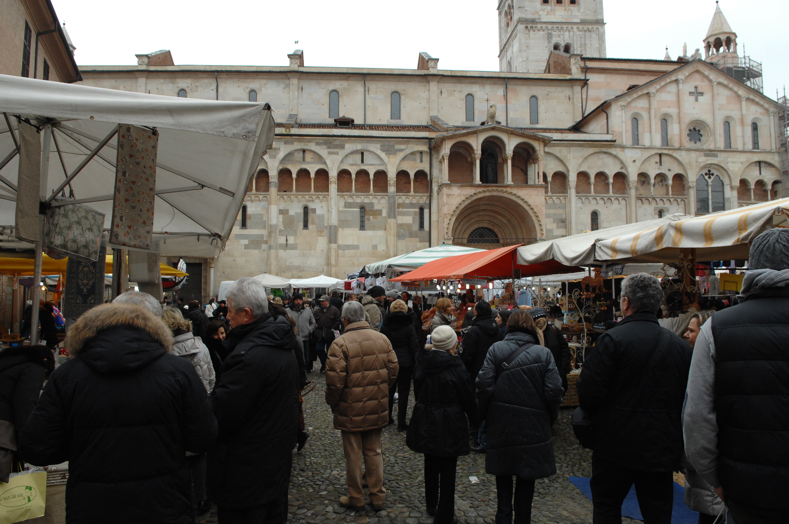 fiera san geminiano bancarelle in piazza 2014 lato duomo.jpg