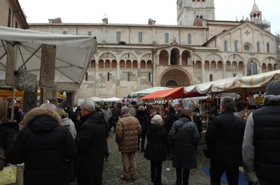 fiera san geminiano bancarelle in piazza 2014 lato duomo.jpg