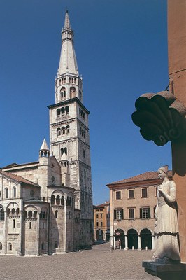 absidi duomo e ghirlandina dalla bonissima verticale.JPG