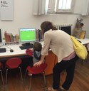 biblioteca delfini mamma e bimbo al pc.jpg