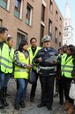 Alcuni dei volontari dell'Associazione Cmis con uno degli ispettori del Centro storico della Polizia municipale