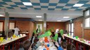 I bimbi mostrano i pesciolini di Dalla rete al piatto