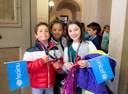 Bimbi con la bandiera dell'Unicef