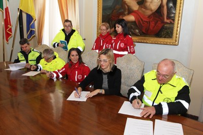 Convenzione trasporto anziani, un momento della firma
