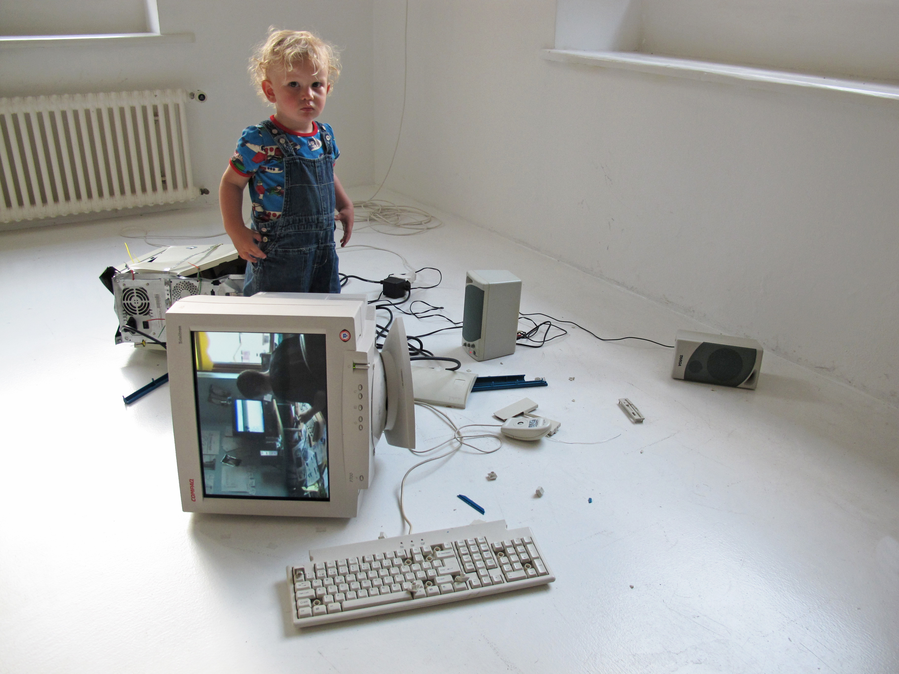 Effimera - Eva-e-Franco-Mattes-My-Generation-2010.jpg