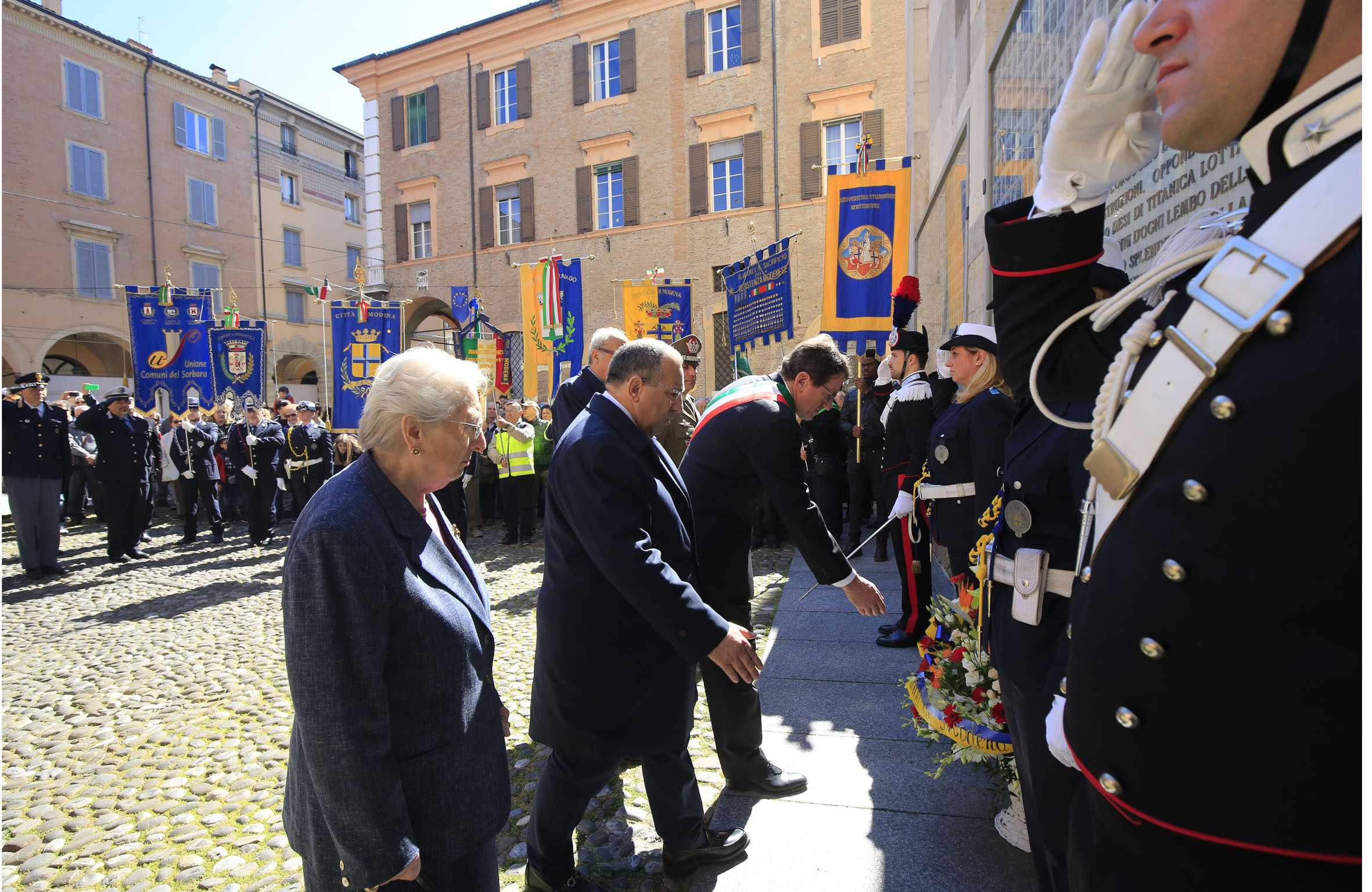 25 aprile, omaggio al sacrario della Ghirlandina