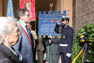 sindaco alla Lapide di Modena Medaglia d'oro.jpg