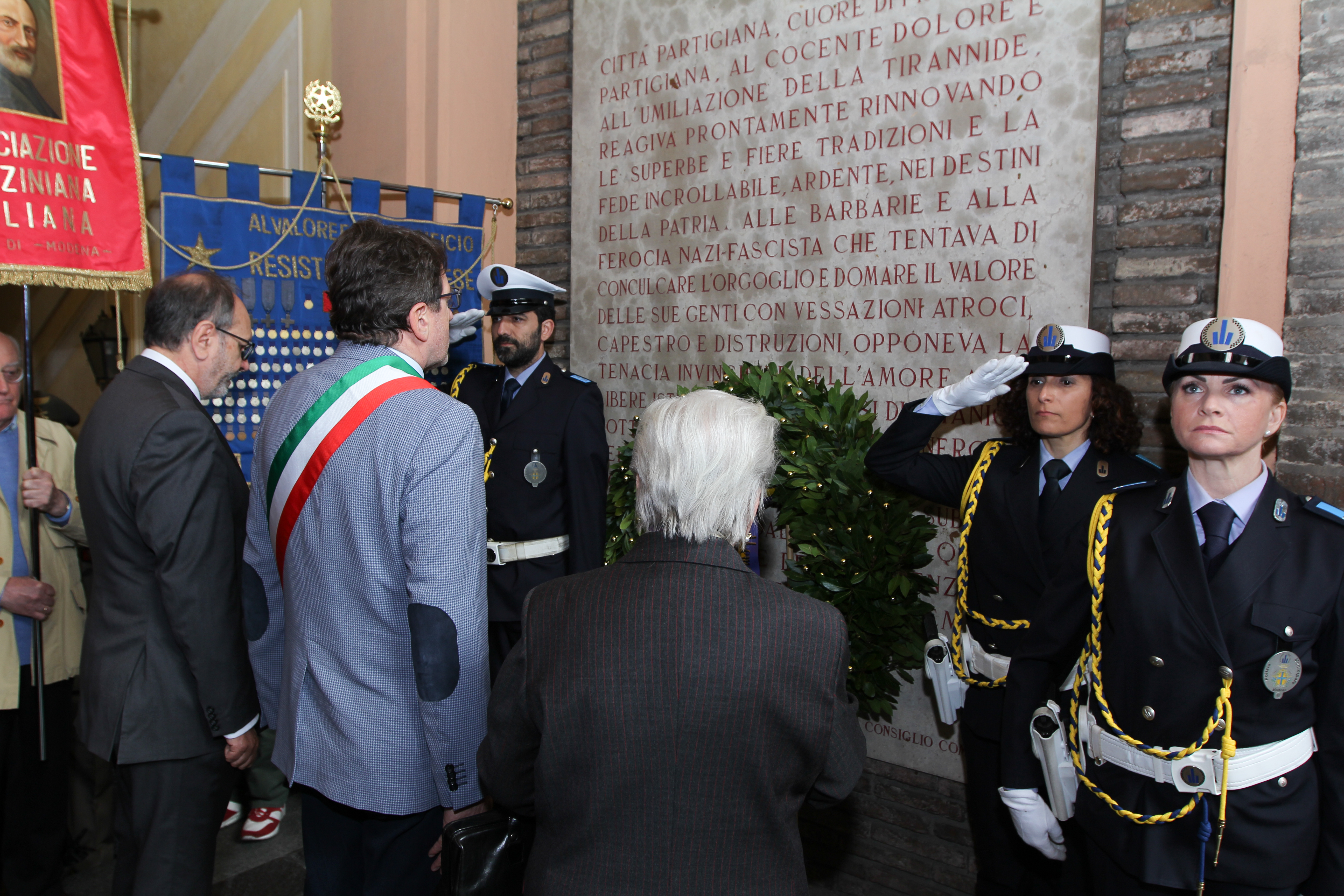 sindaco e autorità alla Lapide di Modena Medaglia d'oro.jpg