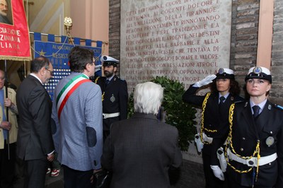sindaco e autorità alla Lapide di Modena Medaglia d'oro.jpg