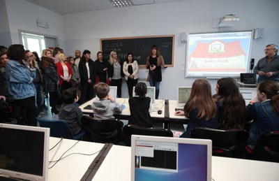 La consegna della nuova aula di informatica all'Anna Frank