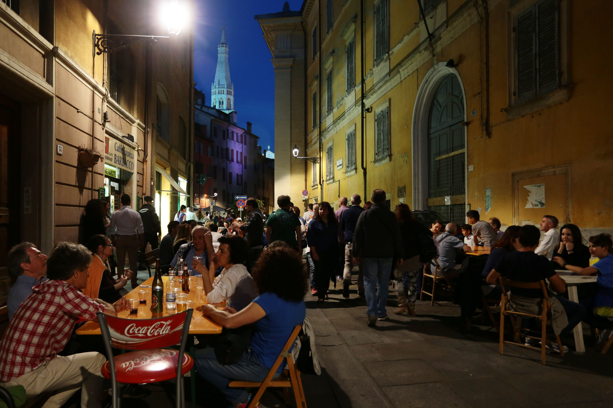 nessun dorma 2016 tavolini in via Sant'Eufemia.jpg