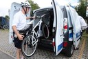 Le bici della Pm vengono caricate sul veicolo elettrico