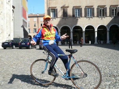 Mario Tosili (ciclista a rovescio).JPG