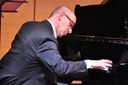 stefano calzolari al piano.jpg