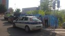 Al via le operazioni di pulizia nell'area verde accanto alla rotatoria di via Ciro Menotti