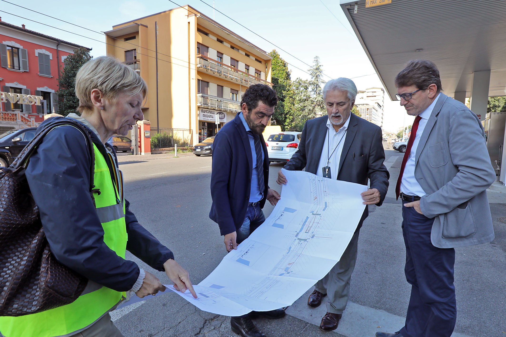 Il sindaco Muzzarelli con l'assessore Giacobazzi e tecnici comunali durante il sopralluogo 2