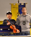 Gli agenti della Municipale con il violino recuperato