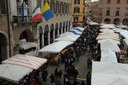 fiera san geminiano bancarelle in piazza lato Comune.jpg
