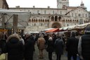 fiera san geminiano bancarelle in piazza lato duomo.jpg