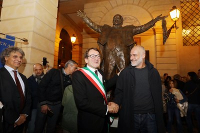 inaugurazione statua pavarotti 271017