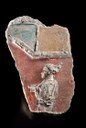 001 Frammento di affresco con rilievo in stucco applicato.jpg