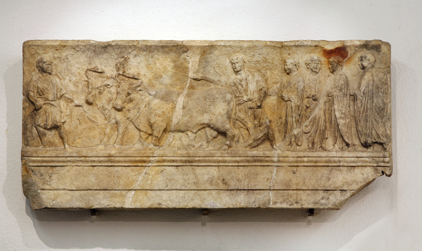 01 Rilievo in marmo  raffigurante scena di fondazione da Aquileia.jpg