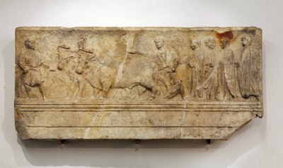 01 Rilievo in marmo  raffigurante scena di fondazione da Aquileia.jpg