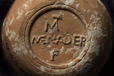 016 Lucerna in ceramica con bollo MVT(ina) MENANDER F(ecit), Museo di Vindonissa (Svizzera)..jpg