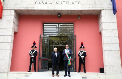 4 novembre casa del mutilato  Gian Carlo Muzzarelli e Adriano Zavatti, presidente dell’Anmig.jpg